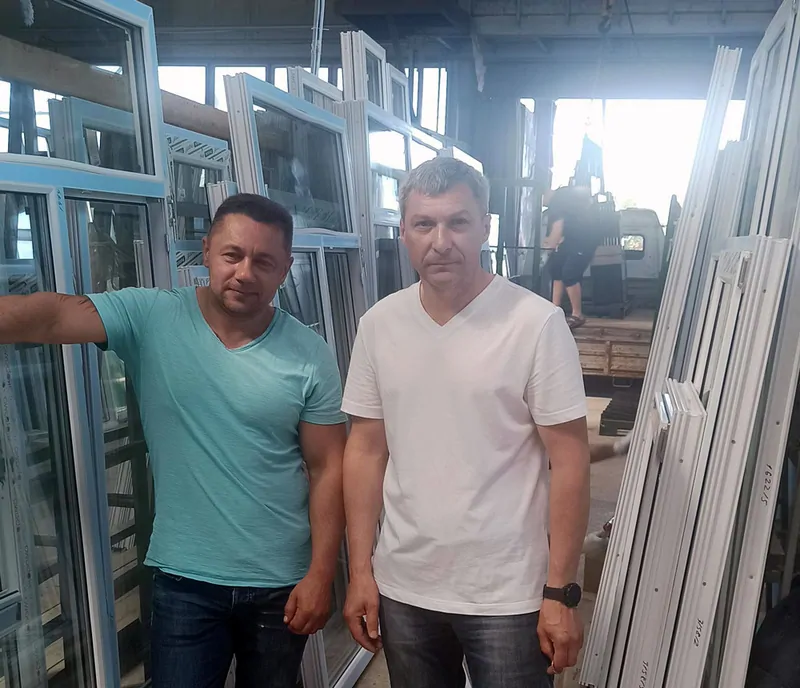 Фото: представитель компании ЭксПроф Е. Бондарев и начальник производства компании Воронежские окна А. Старцев, 
