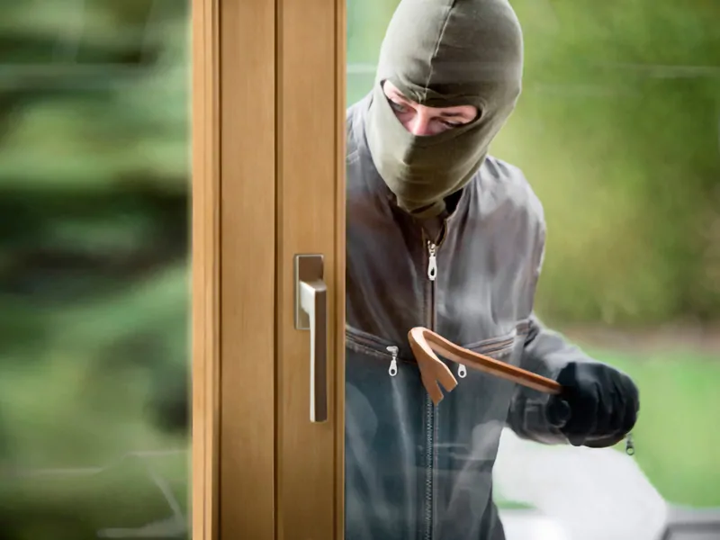 незащищенное окно - риск безопасности для дома, 