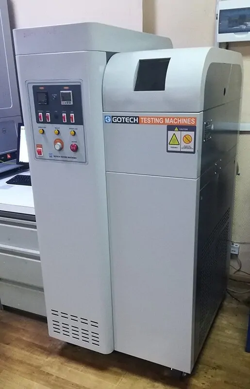 Фото: холодильник для тестирования резины в экстремальных температурных режимах в лаборатории №2, © oknamedia 