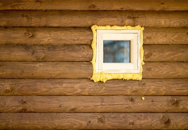 Фото: окна в деревянном доме.  фотоВажно! Зазор между обсадой и стеной заполняют волокнистыми материалами – паклей, термольном, минватой, но не пеной, © depositphotos 