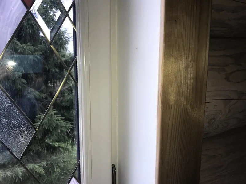 Фото: деревянные откосы – первое, что приходит на ум при выборе откоса на окнах +в деревянном доме. Но бывают и штукатурные с деревянными наличниками, © oknamedia 