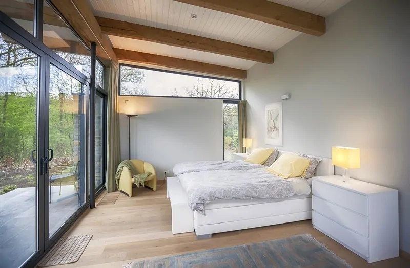 Фото: панорамные окна во всем доме – основной тренд современного загородного домостроения, © depositphotos 