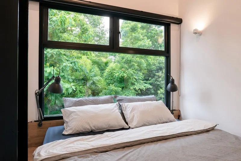 Фото: кровать стоит изголовьем к окну – снова гарантированный сквозняк. Спать с открытым окном не получится, © depositphotos 