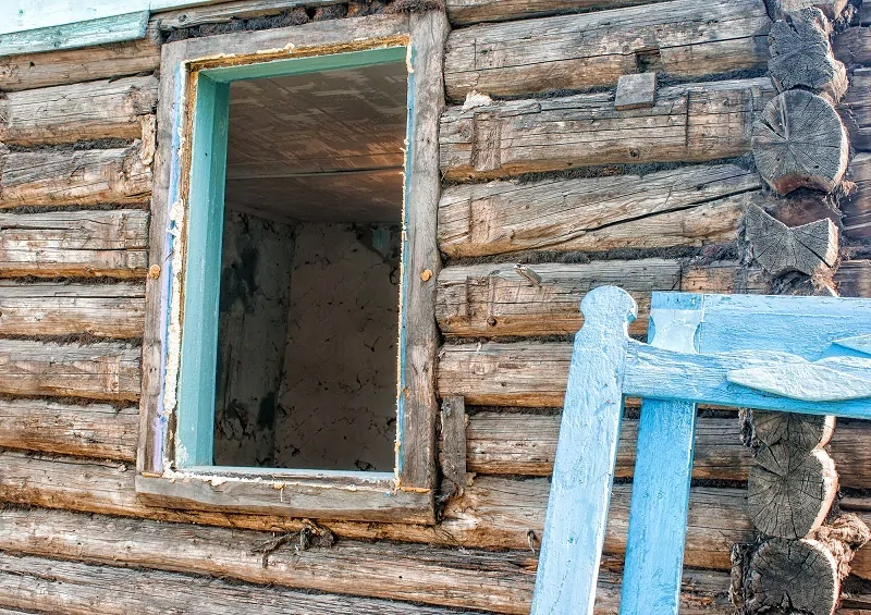 Фото: проем после демонтажа окон в деревянных домах готов к установке нового, только если обсада еще крепкая, © depositphotos 