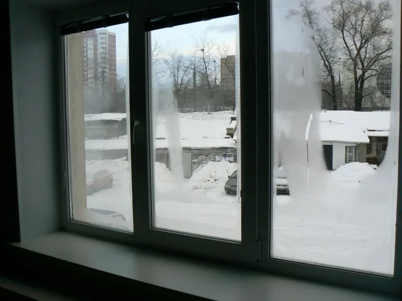 На белом холодном окне. Окна плачут. Запотели окна внутри стеклопакета. Заплаканное окно. Потеет стеклопакет