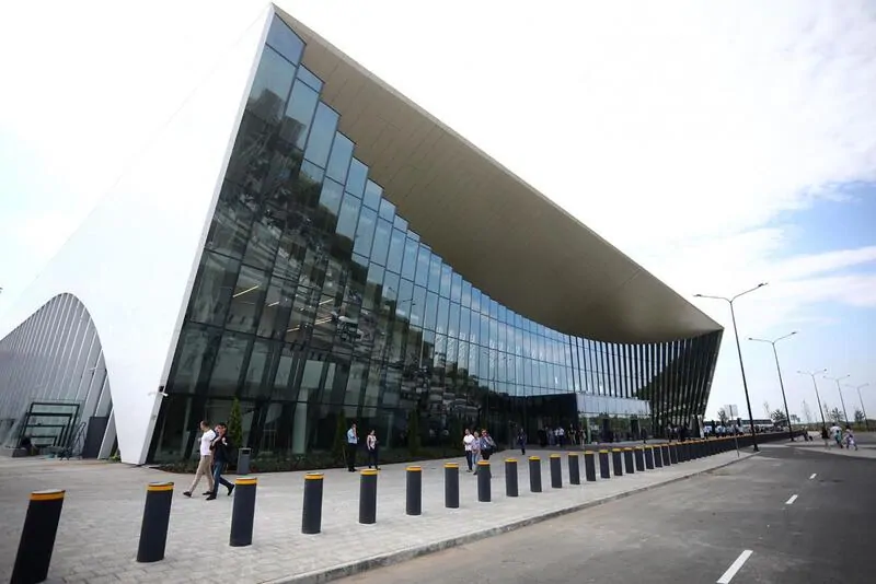 Фото: аэропорт «Гагарин» в Саратове работает с 2019 года. Главный фасад – витражное остекление из энергоэффективных стеклопакетов с «невидимым» профилем, установлены под углом 15° («АЛЮТЕХ» ALT F50 SG), © Андрей Гордеев / Ведомости