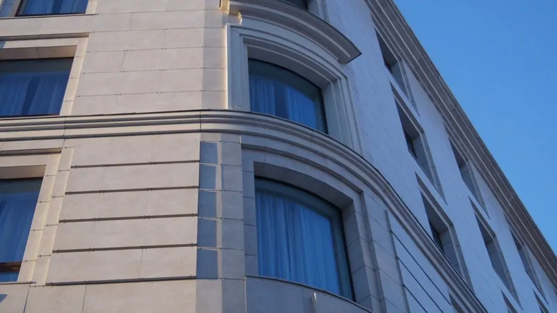 Фото: Моллированные окна - сложные конструкции. Чтобы подогнать радиус окна под изгиб фасада, необходимо изрядно потрудиться, © windoors