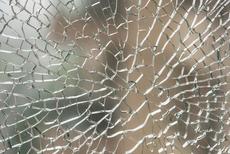 Фото: Если закаленное стекло в безопасных окнах удастся разбить, то оно рассыпается на небольшие осколки без режущих граней и не может нанести ощутимого вреда здоровью. © depositphotos 