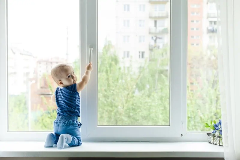 Фото: Необходимость установки блокирующих устройств в безопасных окнах для защиты детей признана обязательной в ГОСТ. © depositphotos 