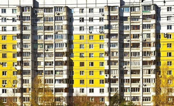 Фото: фасады домов советского периода постройки пестрят разными видами остекления балконов и лоджий © depositphotos 
