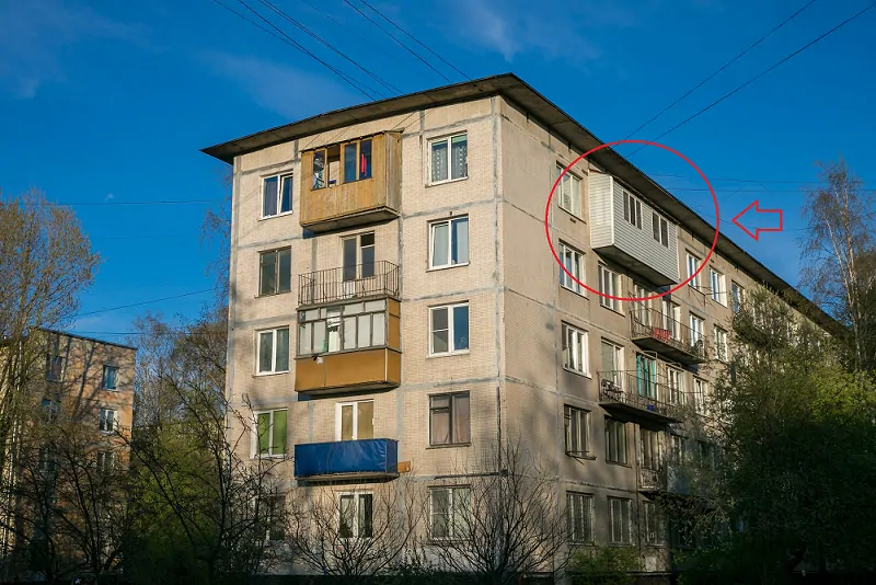Фото: владелец этого балкона установил козырек и обшил балкон сайдингом – горючим материалом. Такую перепланировку вряд ли утвердит Госпожнадзор. © depositphotos 