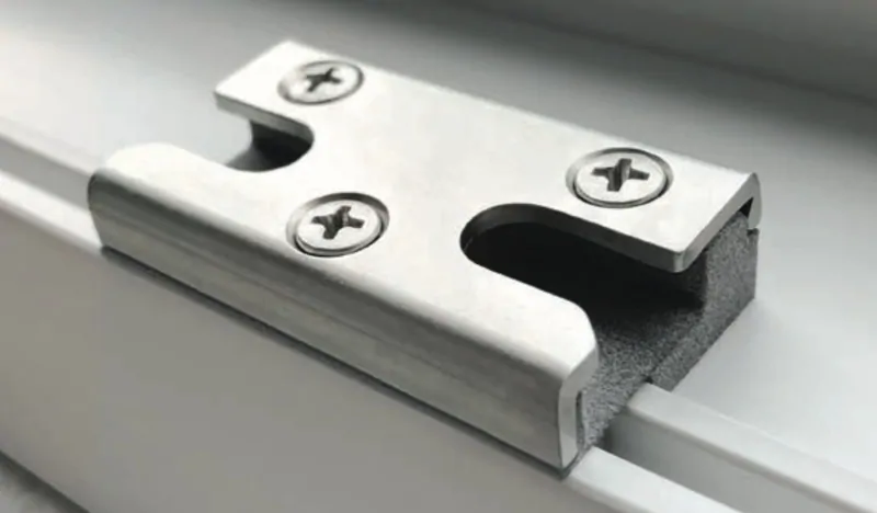 Ответные части из стали с 3D-печатной ПВХ-подкладкой для использования в окне класса взломостойкости RC 3. © Roto 