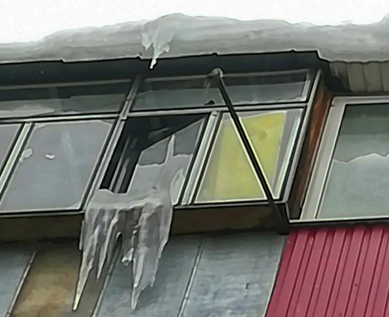Фото: падение таких ледяных глыб с балкона 5-го этажа не оставят пострадавшему шансов выжить, 