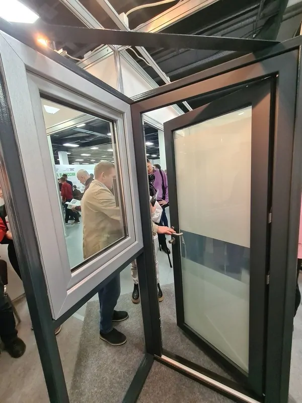 Дверь с дистанционным открыванием и стеклом с изменяемой прозрачностью. © Winkhaus 