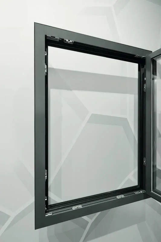 Класс RC 2 в откинутом положении: Roto AL Designo с функцией TiltSafe. © Roto 