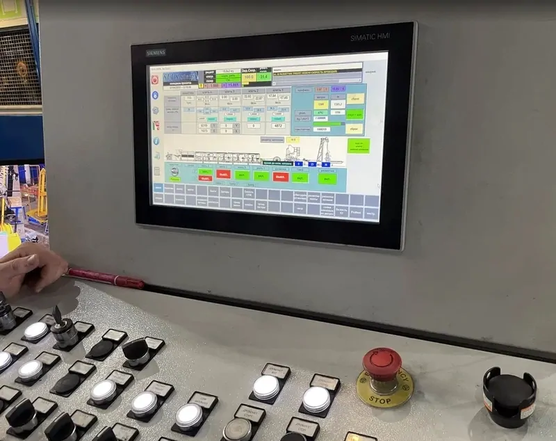 Фото: пульт управления на автоматической линии по производству стальной ленты в ЮНИОН, © oknamedia.ru