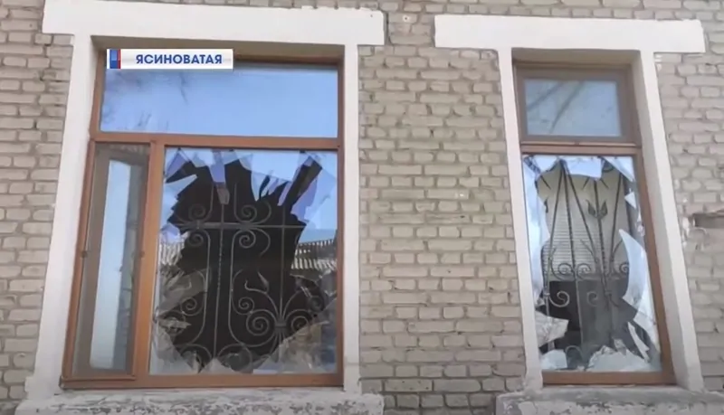 Фото: сейчас в Ясиноватой разбитые стеклопакеты лучше не менять, а временно закрыть проем, © republic-tv.ru