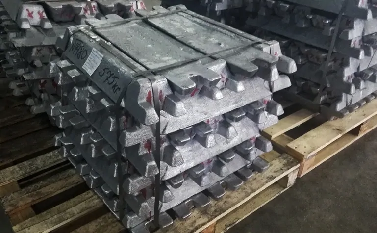 Фото: слябы (сырье для литья) из сплава металлов ЦАМ на промежуточном складе завода ЮНИОН, © oknamedia.ru, Литье сплавов металлов