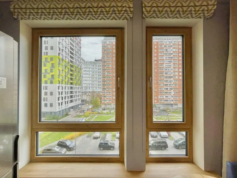 Открывающееся панорамное окно в современной многоэтажке. © oknamedia  