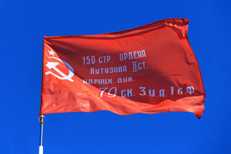 Фото: Красное "Знамя Победы" с названием 150-й ордена Кутузова II степени Идрицкой стрелковой дивизии. © Фотобанк Лори 