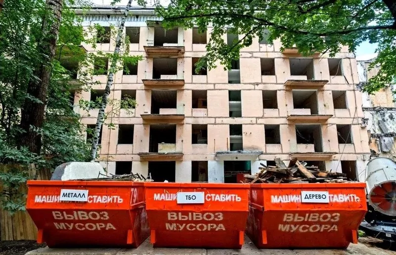 Фото: умный снос, мусор складируется в раздельные контейнеры по материалам, © stroi.mos.ru, программа реновации