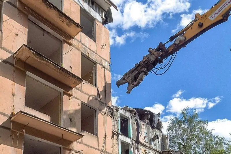 Фото: умный снос, демонтаж каркаса с помощью гидравлических ножниц, © stroi.mos.ru, программа реновации