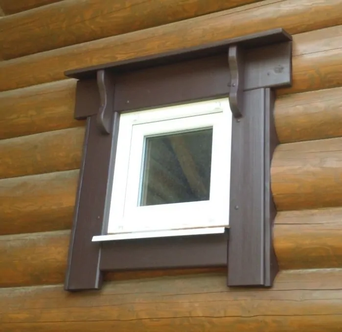 Фото: Маленькое окно в деревянном загородном доме, шторы для него не требуются. © Depositphotos.com 