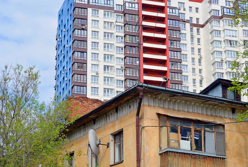 Фото: реновация позволяет переселить людей из старых домов в новые, Фото: реновация позволяет переселить людей из старых домов в новые, © Фотобанк Лори, реновация в спб