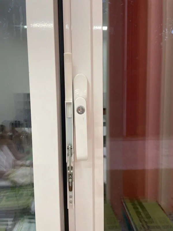 Фото: оконная ручка с ключом на окне и рычаг управления верхней фрамугой, © oknamedia.ru, школа 1293 4 новый корпус