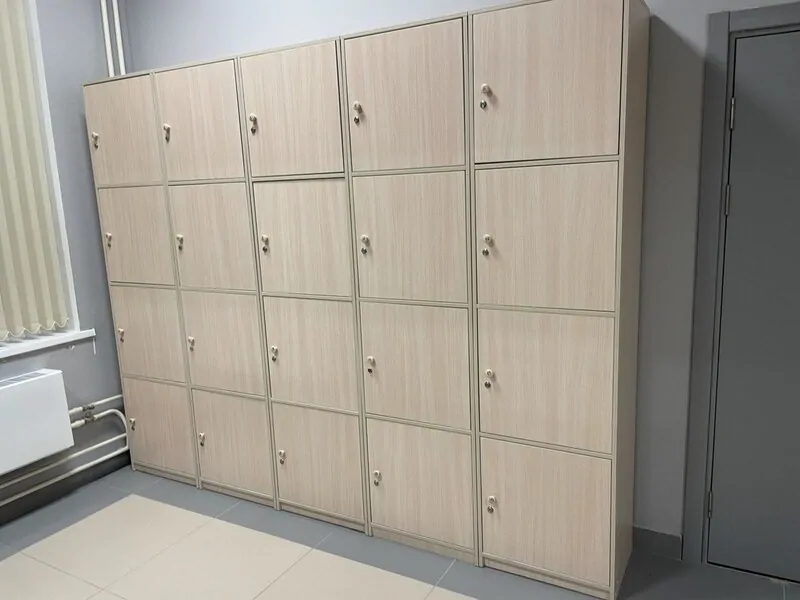 Фото: индивидуальные закрываемые шкафчики школьников установлены в коридоре, © oknamedia.ru, школа 1293 4 новый корпус