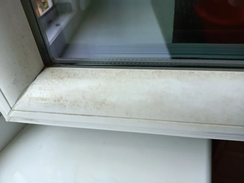 Фото: Пять лет назад это недешевое окно было белоснежным. Сегодня профиль покрыто бурыми не отмывающимися пятнами. © oknamedia 