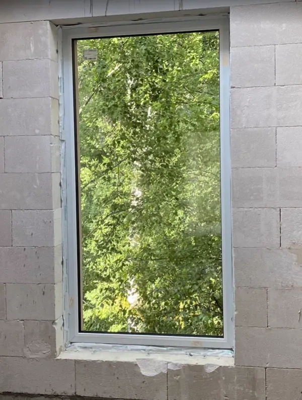 Фото: правильно подобранное стекло, с четким и ровным отражением окружающего пейзажа, стало украшением дома. © oknamedia 