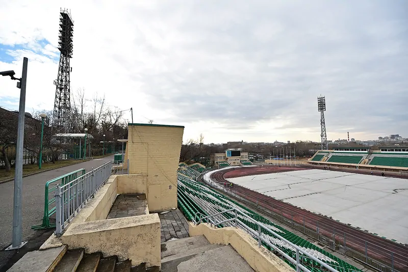Фото: центральная арена и трибуны стадиона Торпедо требуют серьезной реконструкции, © stroi.mos.ru 