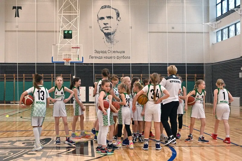 Фото: занятие баскетбольной секции в игровом зале в ФОК Торпедо, © stroi.mos.ru