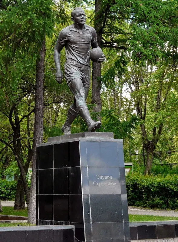 Фото: памятник Эдуарду Стрельцову у стадиона Торпедо, © stroi.mos.ru