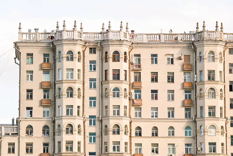Фото: В одной сталинке на фасаде представлены прямоугольные и арочные окна. © Фoтобанк Лори 