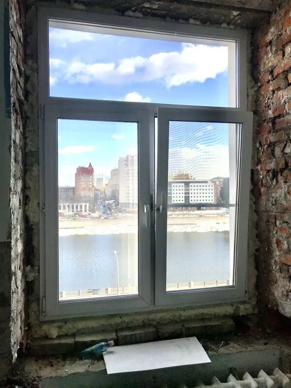 Фото: Откосы пластиковых окон в сталинках развернуты под углом 130 градусов. © oknamedia 