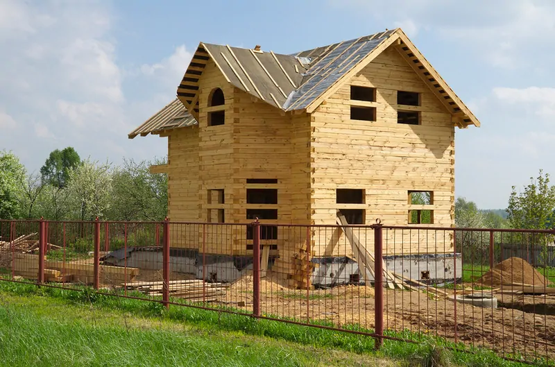 Фото: новый деревянный дом с перевязками в проемах для окон. © Фотoбанк Лори