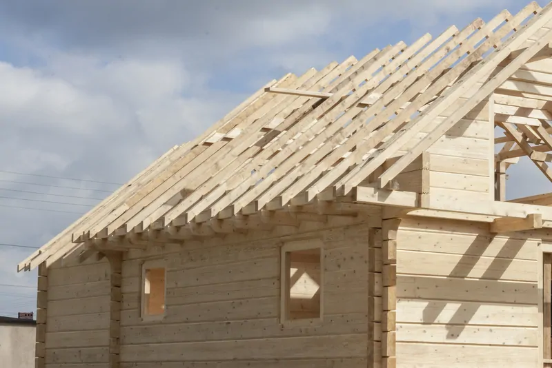 Фото: новый деревянный дом с окосячкой в проемах для окон. © photogenica.ru 