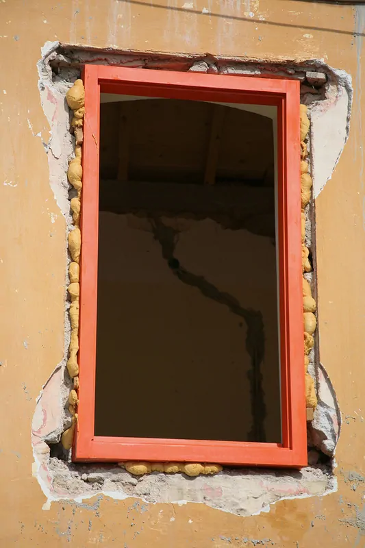 Фото: новый проем в стене старого каменного дома – требуется реставрация проема. © Фотобанк Лoри 