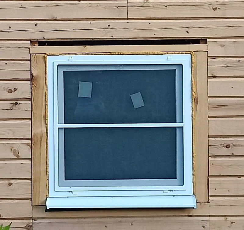 Фото: зазор над окосячкой при установке окон в дом из бруса до усадки. © oknamedia 
