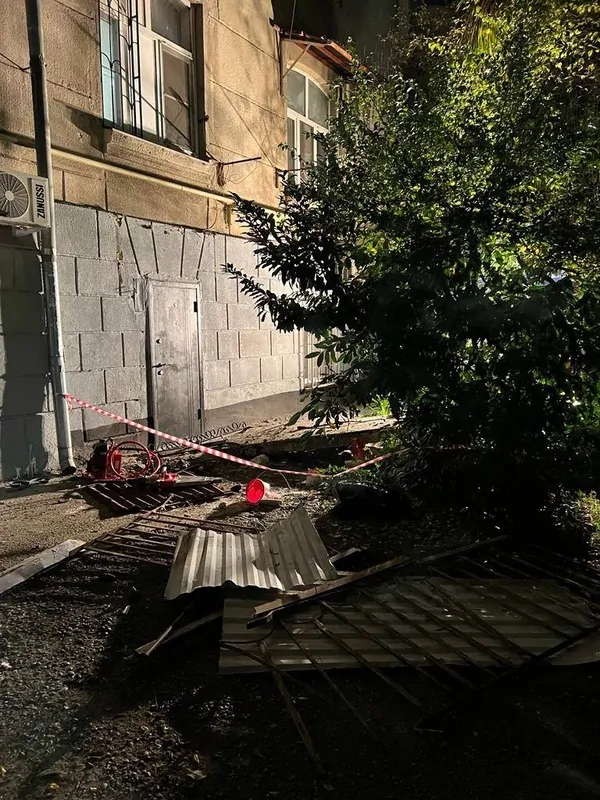 Фото: части обрушившегося балкона в Сочи, © realty.ria.ru