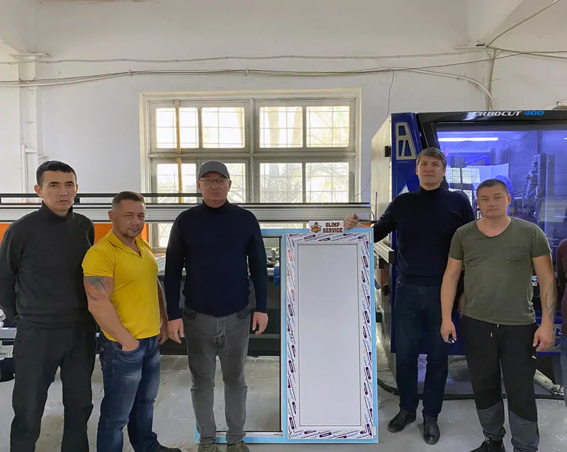 На фото руководители компании Olimp Service: ген. директор В. Айтжанов (в центре), гл. инженер пр-ва пвх-конструкций Е. Зинарь (крайний справа), гл. инженер пр-ва алюминиевых конструкций Д. Гажев (второй справа), рук-ль отдела маркетинга А. Даулетов (крайний слева); и технический представитель ЭксПроф Е. Бондарев. © exprof