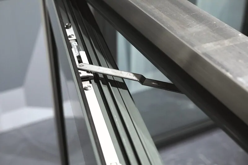 Фото: фурнитура Roto* на алюминиевом окне. © Roto