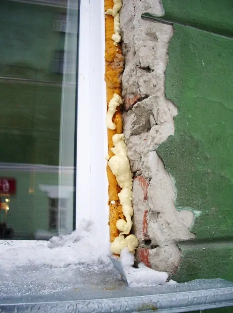 Фото: Когда в пене есть пропуски, из откосов окна дует. © robitex  