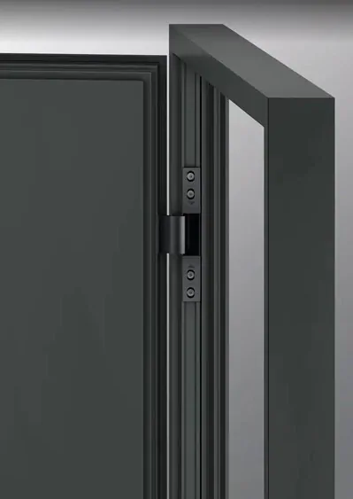 Скрытая петля Solid C — премиальное решение от компании Roto для алюминиевых дверей. Особой популярностью пользуется петля черного цвета для темных алюминиевых профилей. © Roto   