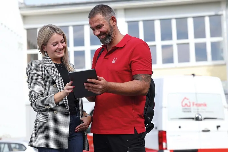 Service Friends используют цифровые технологии при планировании сроков производства работ, выездов к клиентам и для составления отчетности. Высокий уровень ИТ-компетенций позволяет Roto Frank Professional Service GmbH обеспечивать безопасность своей сети и защищать все данные. © Roto Frank Professional Service GmbH 