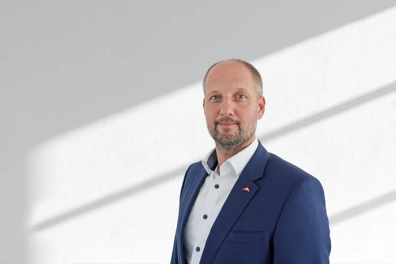 Петр Йелика, директор по работе с клиентами и рыночной логистике Roto Frank Fenster- und Türtechnologie GmbH, уверен: «Электронные заказы у ключевых партнеров компании — это экономия для всех сторон и сокращение сроков доставки». © Roto 