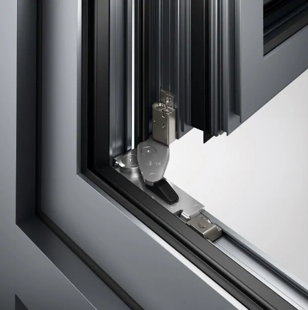 Нижняя петля на раме Roto AL Designo STS. © Roto 