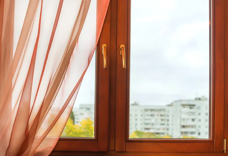 Фото: деревянное двухстворчатое окно в панельном доме. © photogenica.ru 